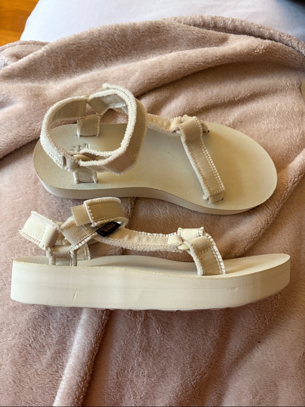 NWT Teva midform universal sandals